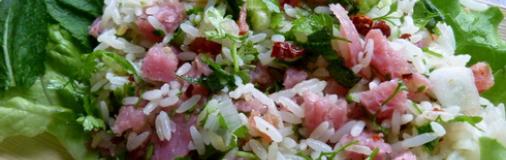 Salade de riz croustillant au porc fermenté (Nem Chua)